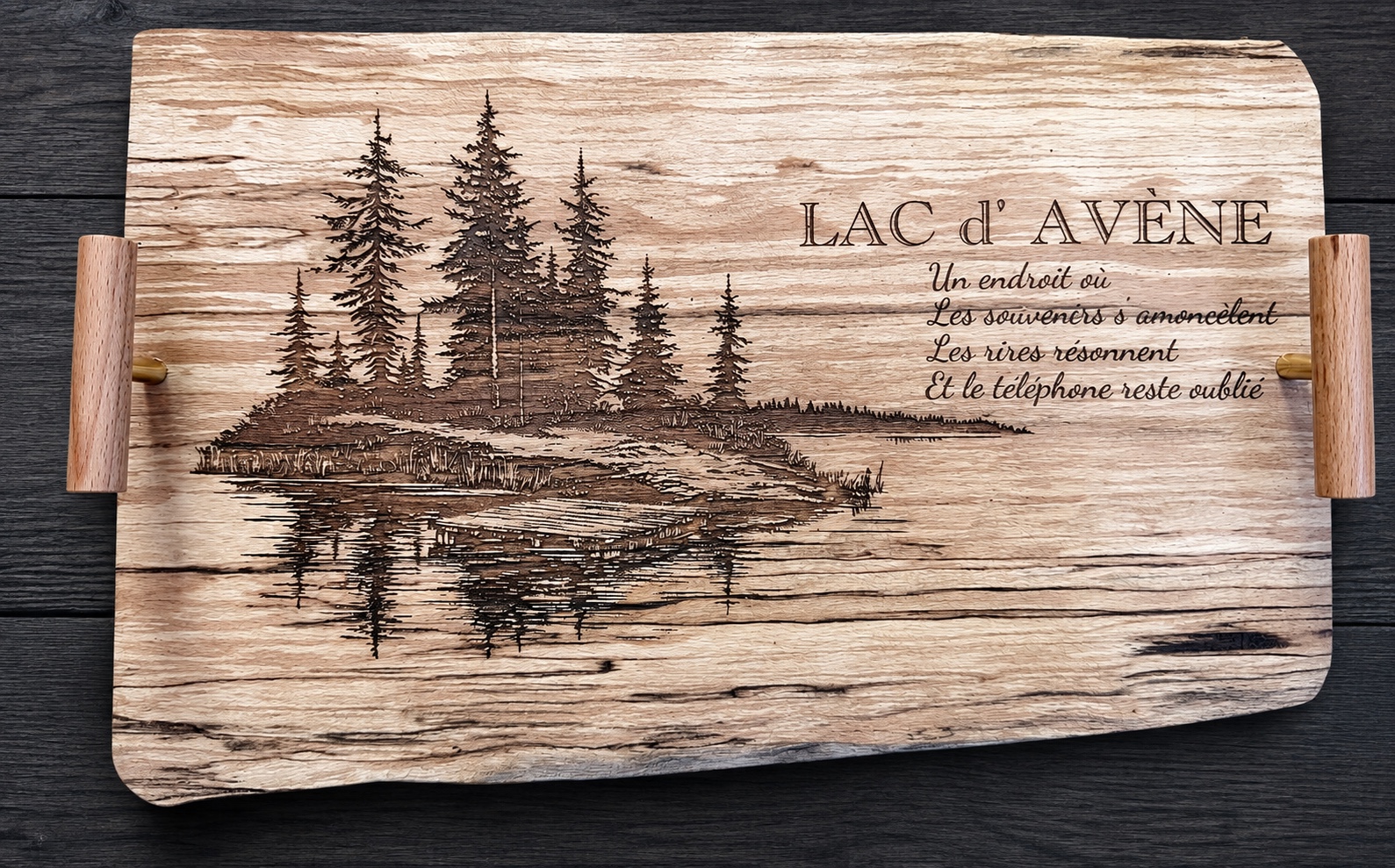 Référence PL 5 — planche Lac d’Avène en hêtre échauffé — 37 × 28 cm