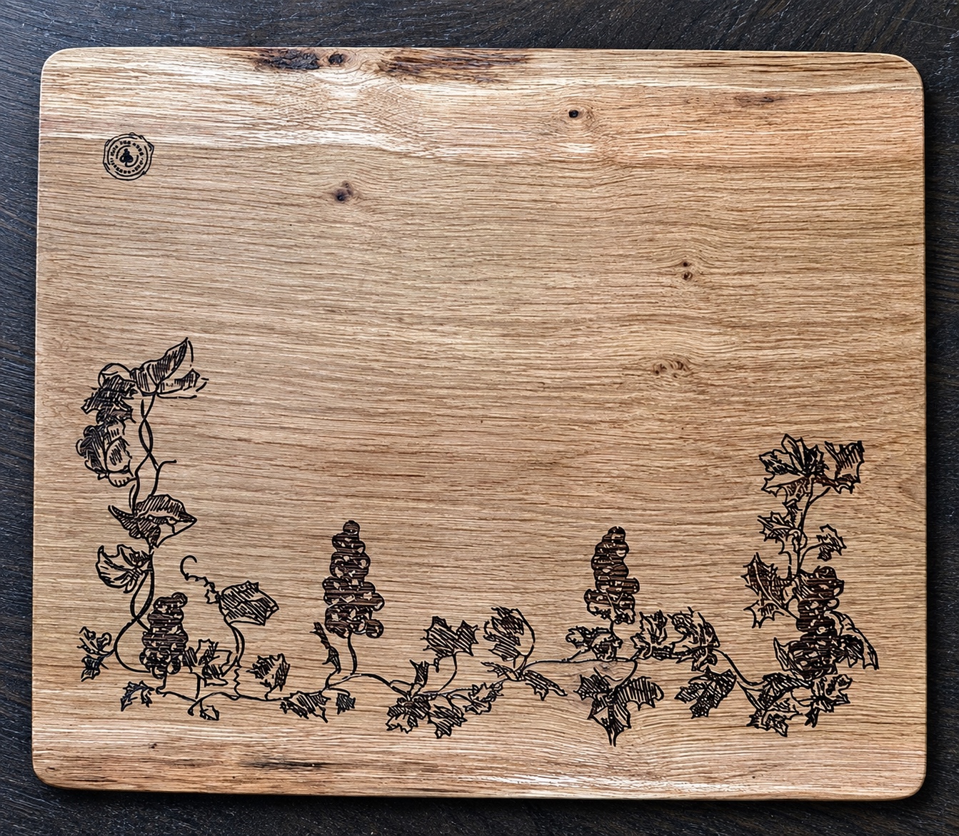 Référence PL 9 — planche en frêne local avec bordure de vigne gravée — 35 × 30 cm