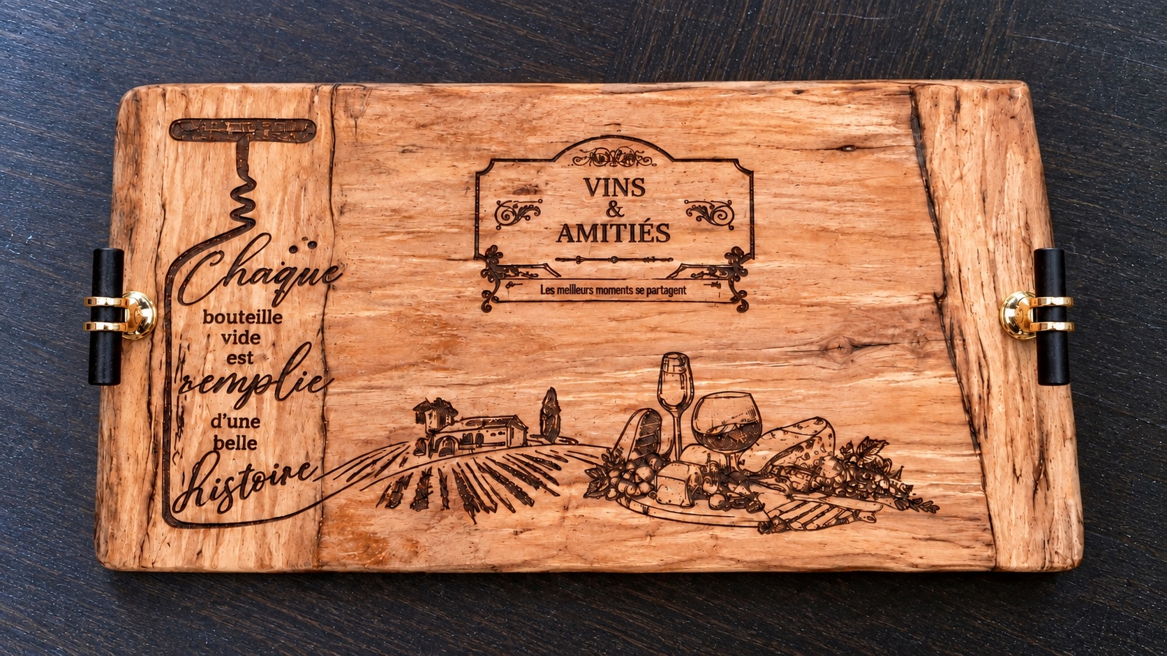 Référence PL 10 — planche Vins et Amitiés en hêtre échauffé — 23 × 33 cm