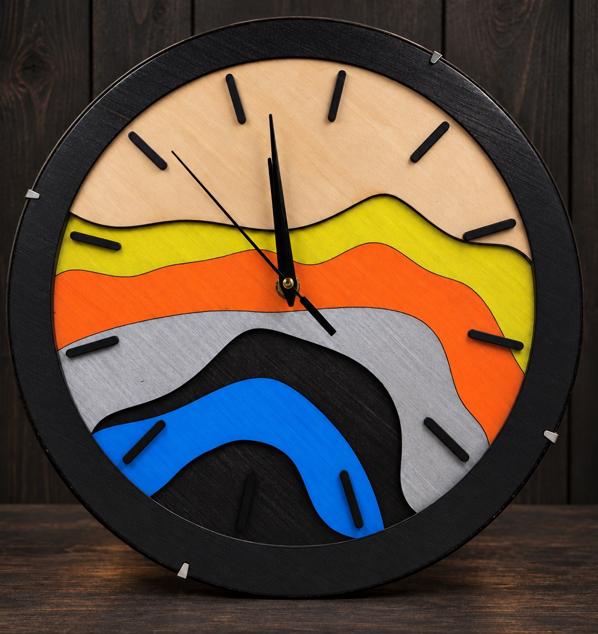 Référence HO 3 — horloge en bois aux courbes colorées abstraites sur fond studio sombre