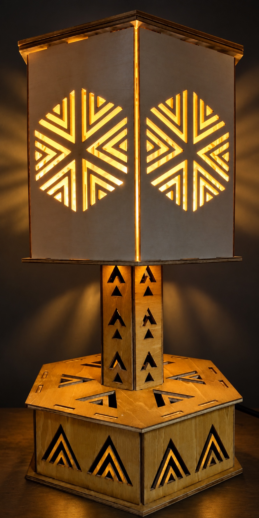 Référence LA 3b — lampe en bois aux motifs géométriques allumée dans une pièce sombre