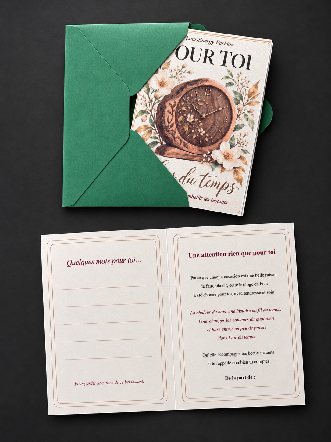 Carte d’accompagnement pour une horloge en bois avec enveloppe verte, présentée sur un fond sombre